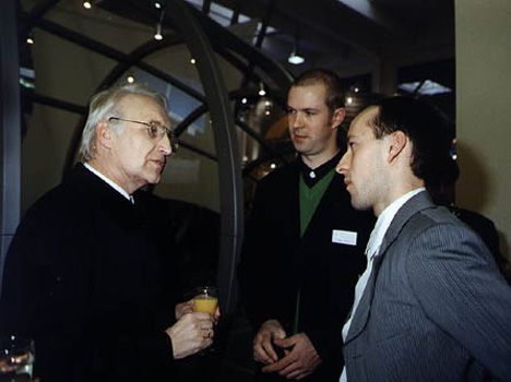 ministerpresident dr. edmund stoiber (l.) and ansgar halbfas (r.) under discussion